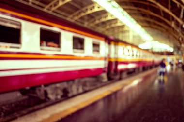 Bangkok, Tayland 'daki demiryolu ve tren istasyonu soyut olarak bulanıklaştı. Retro renk süreci