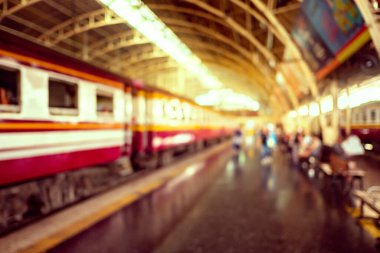 Bangkok, Tayland 'daki demiryolu ve tren istasyonu soyut olarak bulanıklaştı. Retro renk süreci