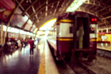 Bangkok, Tayland 'daki demiryolu ve tren istasyonu soyut olarak bulanıklaştı. Retro renk süreci