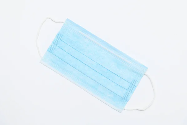 蓝色一次性医疗口罩 用于预防流感和其他疾病 白色背景的外科口罩 — 图库照片