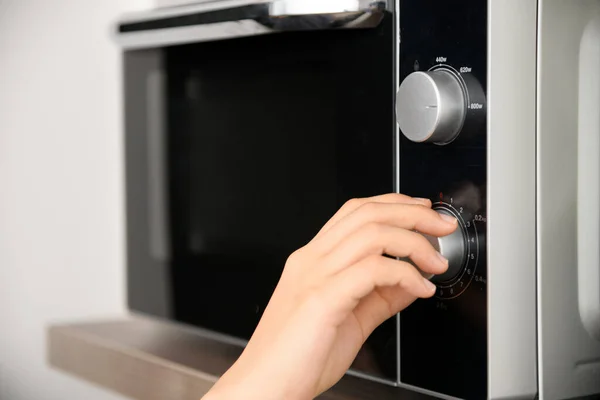 Using Microwave Oven Close Photo Shallow Dof — Stock Photo, Image