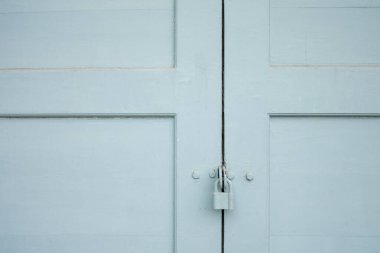 Kilitli anahtarı olan ahşap kapı.