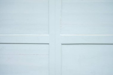 Kilitli anahtarı olan ahşap kapı.