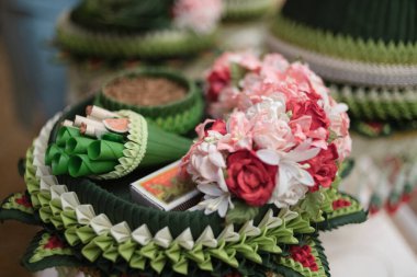 Tayland 'da damat nişanı ve düğün, Tayland' da geleneksel çeyiz sayımı ve gelin ve damadın ebeveynleri tarafından Tayland düğün kültürü.