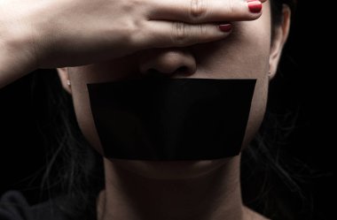 Konuşma özgürlüğü, sansür, basın özgürlüğü konularında bir kavram. Uluslararası İnsan Hakları Günü: Kızın yüzü siyah kağıtla mühürlenmiş.