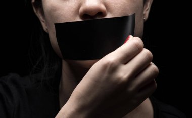 Konuşma özgürlüğü, sansür, basın özgürlüğü konularında bir kavram. Uluslararası İnsan Hakları Günü: Kızın yüzü siyah kağıtla mühürlenmiş.