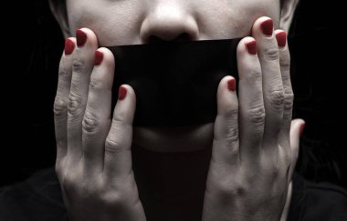Konuşma özgürlüğü, sansür, basın özgürlüğü konularında bir kavram. Uluslararası İnsan Hakları Günü: Kızın yüzü siyah kağıtla mühürlenmiş.