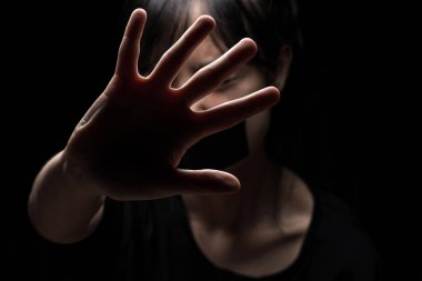 Uluslararası İnsan Hakları Günü Kavramı: Kadın eli uzatarak şiddete, cinsiyet ve cinsiyet ayrımcılığına karşı yürütülen kampanyaya son verilmesi yönünde sinyal veriyor