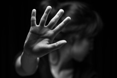 Uluslararası İnsan Hakları Günü Kavramı: Kadın eli uzatarak şiddete, cinsiyet ve cinsiyet ayrımcılığına karşı yürütülen kampanyaya son verilmesi yönünde sinyal veriyor