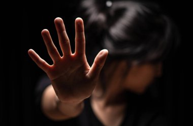 Uluslararası İnsan Hakları Günü Kavramı: Kadın eli uzatarak şiddete, cinsiyet ve cinsiyet ayrımcılığına karşı yürütülen kampanyaya son verilmesi yönünde sinyal veriyor