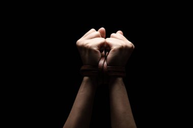Uluslararası İnsan Hakları Günü Konsepti: Kadın duygusal stres ve acı içinde deri kemerle bağlandı
