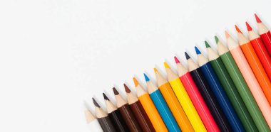 Beyaz arkaplanda çok renkli kalemler. Dünyada çok uluslu aile ve eşitlik kavramı.