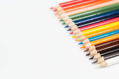 Beyaz arkaplanda çok renkli kalemler. Dünyada çok uluslu aile ve eşitlik kavramı.