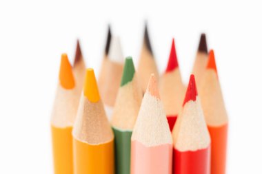 Beyaz arkaplanda çok renkli kalemler. Dünyada çok uluslu aile ve eşitlik kavramı.