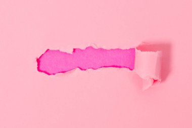 Pembe arka plandaki pembe yırtık kağıdın üst görüntüsü. Metin pankartı için boş alan.