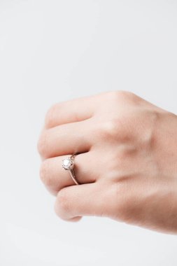 Kadın parmağında zarif bir nişan yüzüğü yakın plan. Aşk, düğün ve Sevgililer Günü konsepti. Sığ alan derinliğine sahip seçici odak.