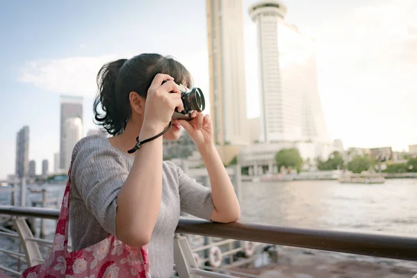 Jeune Belle Voyageuse Asiatique Sac Dos Utilisant Caméra Sourire Regardant — Photo