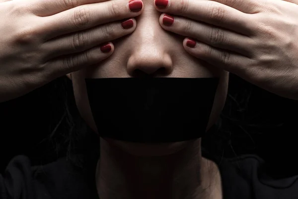 Konuşma özgürlüğü, sansür, basın özgürlüğü konularında bir kavram. Uluslararası İnsan Hakları Günü: Kızın yüzü siyah kağıtla mühürlenmiş.