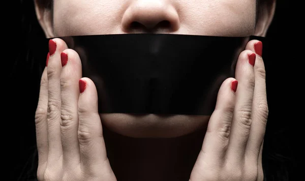 Konuşma özgürlüğü, sansür, basın özgürlüğü konularında bir kavram. Uluslararası İnsan Hakları Günü: Kızın yüzü siyah kağıtla mühürlenmiş.