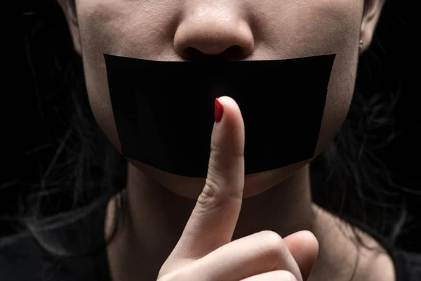 Konuşma özgürlüğü, sansür, basın özgürlüğü konularında bir kavram. Uluslararası İnsan Hakları Günü: Kızın yüzü siyah kağıtla mühürlenmiş.