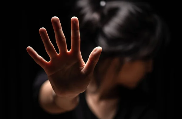 Uluslararası İnsan Hakları Günü Kavramı: Kadın eli uzatarak şiddete, cinsiyet ve cinsiyet ayrımcılığına karşı yürütülen kampanyaya son verilmesi yönünde sinyal veriyor