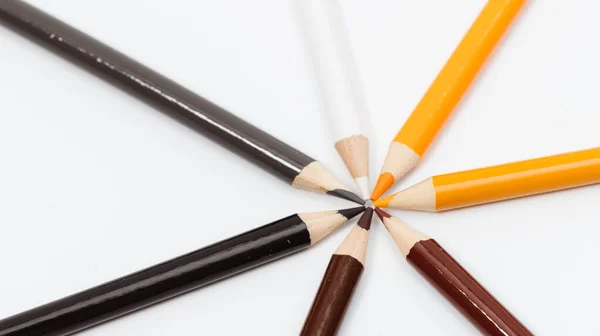 Crayons Multicolores Sur Fond Blanc Concept Une Famille Multinationale Égalité — Photo