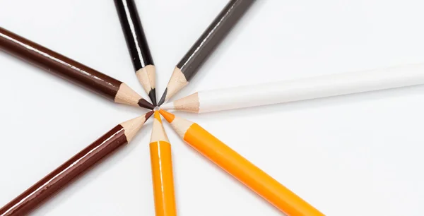 Crayons Multicolores Sur Fond Blanc Concept Une Famille Multinationale Égalité — Photo