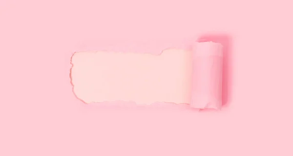 白い背景にピンク色の引き裂かれた紙の上からの眺め テキストバナーのための無料スペース — ストック写真