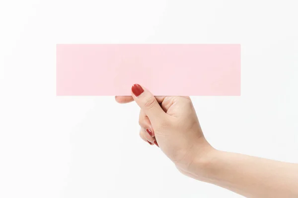 白い背景にピンクの空白の紙を持っている女性を閉じます フリースペース テキストバナー付きのタイプの準備ができて — ストック写真