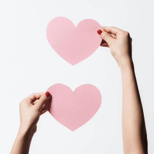 Cierre Las Mujeres Sosteniendo Papel Blanco Rosa Con Forma Corazón — Foto de Stock