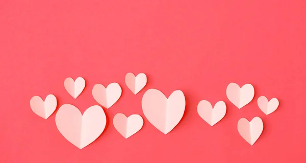ピンクの紙の背景に心臓の形をした紙の要素 愛とバレンタインデーのコンセプト 誕生日グリーティングカードデザイン — ストック写真