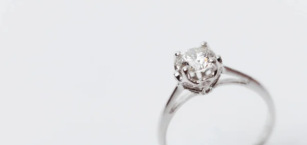 Primo Piano Elegante Anello Fidanzamento Con Diamanti Sfondo Bianco Amore — Foto Stock
