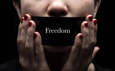 Konuşma özgürlüğü, sansür, basın özgürlüğü konularında bir kavram. Uluslararası İnsan Hakları Günü: Kızın yüzü siyah kağıtla mühürlenmiş.
