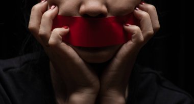 Konuşma özgürlüğü, sansür, basın özgürlüğü konularında bir kavram. Uluslararası İnsan Hakları Günü: Kızın yüzü kırmızı kağıtla mühürlenmiş.