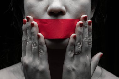 Konuşma özgürlüğü, sansür, basın özgürlüğü konularında bir kavram. Uluslararası İnsan Hakları Günü: Kızın yüzü kırmızı kağıtla mühürlenmiş.