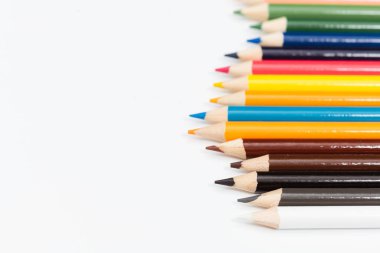 Beyaz arkaplanda çok renkli kalemler. Dünyada çok uluslu aile ve eşitlik kavramı.