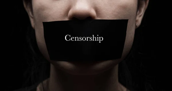 言論の自由 報道の自由というテーマについての概念 国際人間の権利日 少女の顔は黒い紙で彼女の口を密封されています — ストック写真