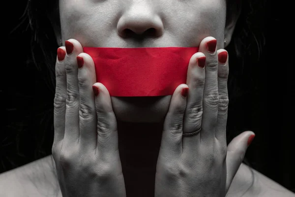 Konuşma özgürlüğü, sansür, basın özgürlüğü konularında bir kavram. Uluslararası İnsan Hakları Günü: Kızın yüzü kırmızı kağıtla mühürlenmiş.