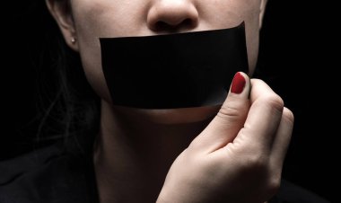Konuşma özgürlüğü, sansür, basın özgürlüğü konularında bir kavram. Uluslararası İnsan Hakları Günü: Kızın yüzü siyah kağıtla mühürlenmiş.