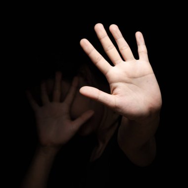 Uluslararası İnsan Hakları Günü Kavramı: Kadın eli uzatarak şiddete, cinsiyet ve cinsiyet ayrımcılığına karşı yürütülen kampanyaya son verilmesi yönünde sinyal veriyor