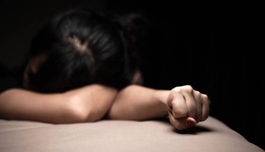 Kadın şiddeti ve istismar konsepti. Kadınlara yönelik şiddeti, insan kaçakçılığını durdurun. Kadınlara yönelik cinsel taciz ve tecavüz kavramını. İnsan hakları ihlalleri. Uluslararası Kadınlar Günü.