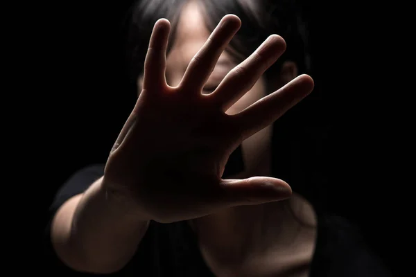 Uluslararası İnsan Hakları Günü Kavramı: Kadın eli uzatarak şiddete, cinsiyet ve cinsiyet ayrımcılığına karşı yürütülen kampanyaya son verilmesi yönünde sinyal veriyor