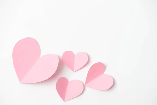 Beyaz Kağıt Üzerinde Uçan Kalp Şeklinde Kağıt Elementler Aşk Sevgililer — Stok fotoğraf