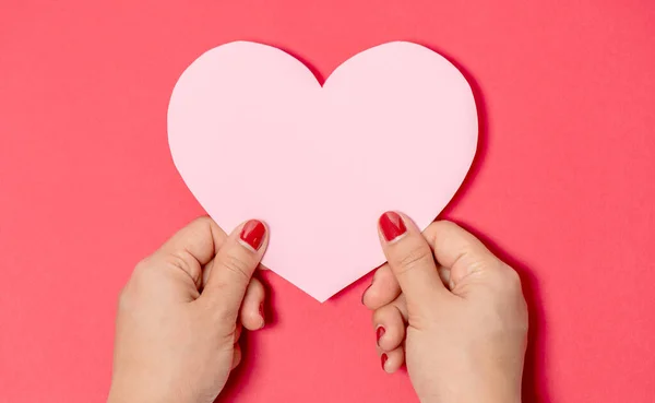 Cierre Las Mujeres Sosteniendo Papel Blanco Rosa Con Forma Corazón — Foto de Stock