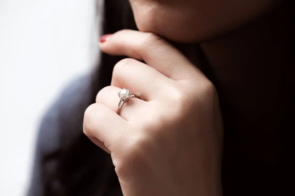 Close Van Een Elegante Verlovingsring Vinger Van Een Vrouw Liefde — Stockfoto