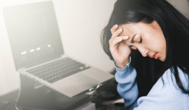 Asyalı bir kadın küresel salgınla ilgili haberleri kontrol ettikten sonra bunalıma giriyor. Akıl sağlığını kontrol altına alın. Coronavirüs salgını