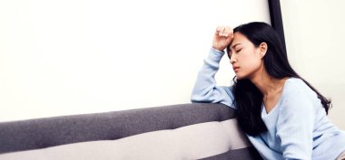 Panik ataklar genç kız üzgün korku stresli duygusal kanepede. Endişeli bir insan, kötü hisleri olan insanlar sağlıklı..