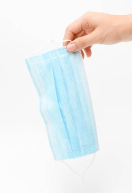 Grip ve diğer hastalıklara karşı korunmak için mavi tek kullanımlık yüz maskesi. Beyaz arka planda cerrahi maske. 