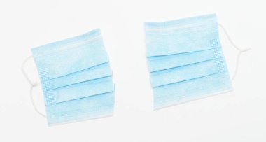 Kullanılan maske, atmadan önce kesilir ve makas ahşap bir masaya konur. Kullanılan maske konsepti