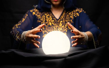 Kristal küreyle falcının elleri